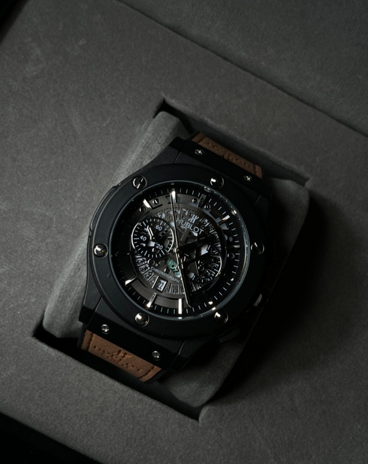 هوبلو عنکبوتی قهوه ای قاب مشکی